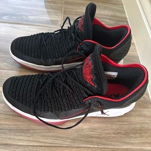 Jordan 32 Low black and red.